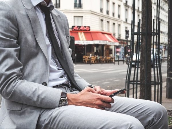 Comment intégrer des vêtements en soie dans une tenue de travail?