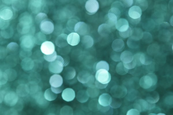 Quels types de bijoux en turquoise privilégier pour une tenue estivale colorée?