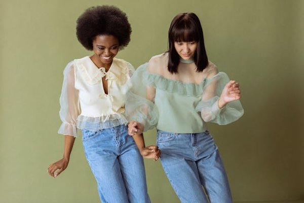 Quelles astuces pour porter des chemisiers transparents sans paraître trop audacieuse?