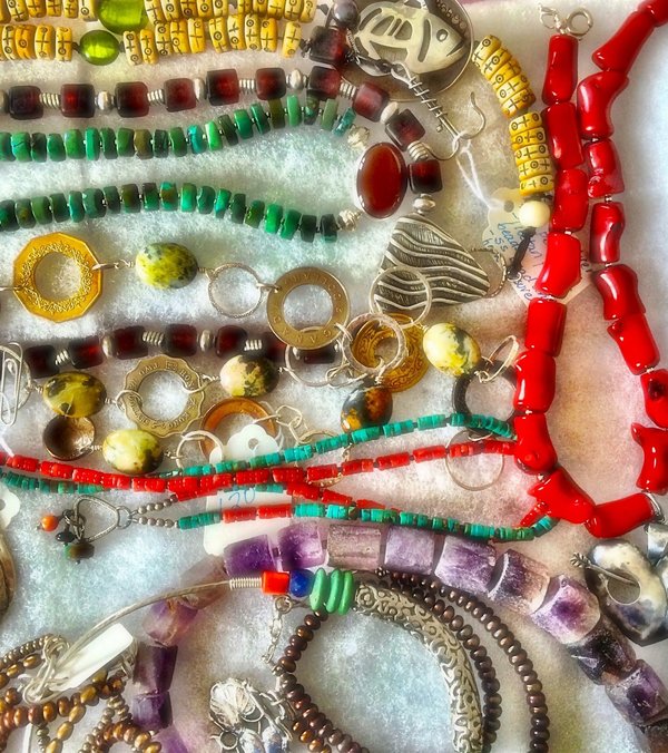 Comment choisir des bijoux en argent pour un look décontracté mais élégant?